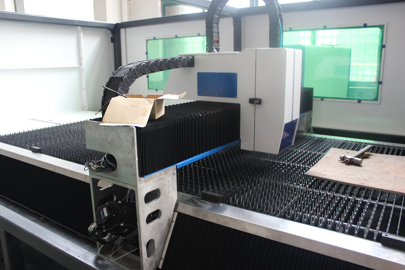 500w Fiber Laser Cutting Machine na may 1500x3000mm hindi kinakalawang na asero